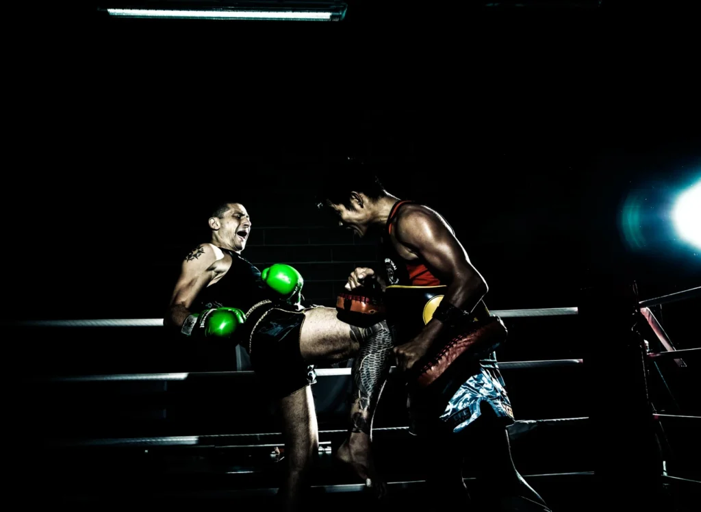 Ginocchiata ai colpitori durante un allenamento di Muay Thai sul ring